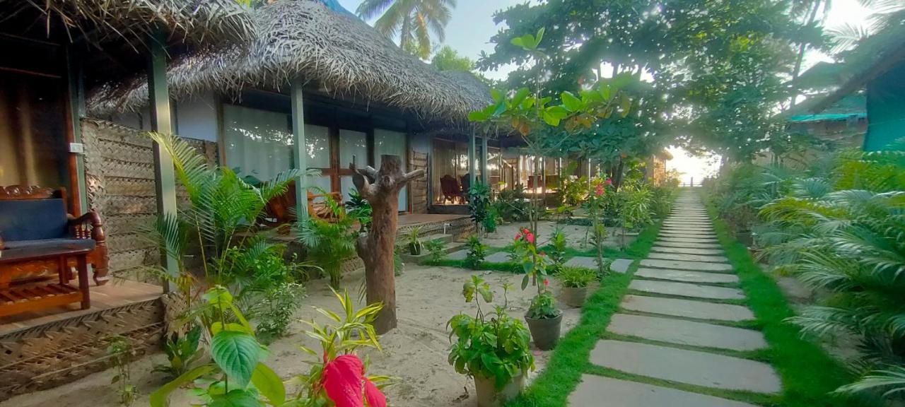 The Coast Beach Resort Agonda Exterior photo